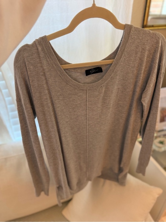 Opera Tops - Everyday Scoop Neck Lightweight Sweater Top in gray